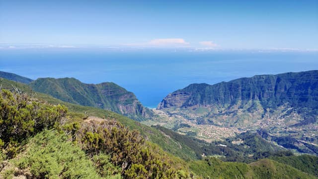 Bica da Cana peak and viewpoint (view of Pico Ruivo & Nuns valley)
