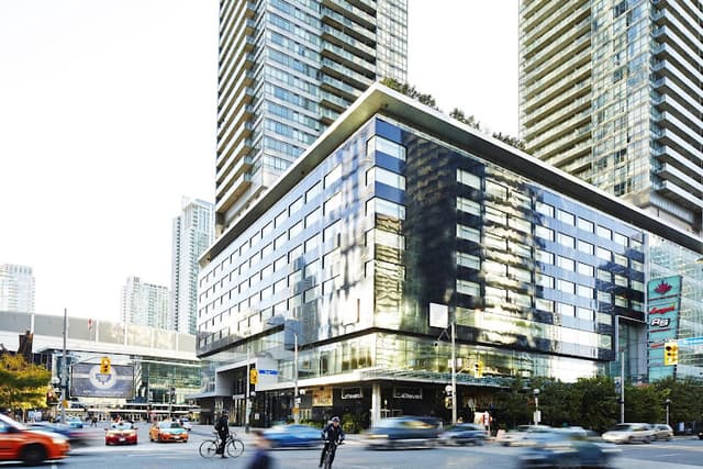 Le Germain Hotel Toronto Maple Leaf Square