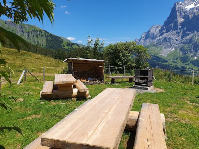 Schweizer Familie Feuerstelle Nodhalten Grindelwald