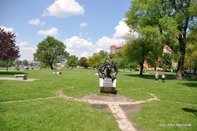 Dżok The Dog monument