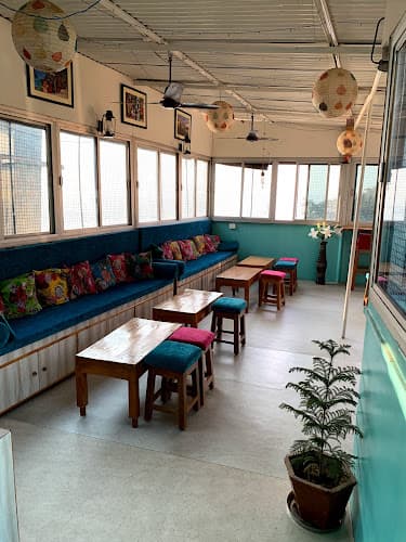 Aadha-Aadha Café