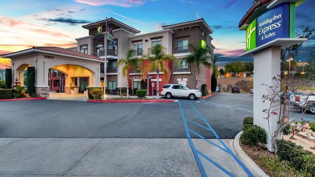 Holiday Inn Express & Suites Lake Elsinore, an IHG Hotel