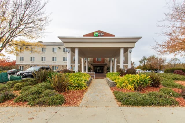 Holiday Inn Express & Suites Roseville - Galleria Area, an IHG Hotel