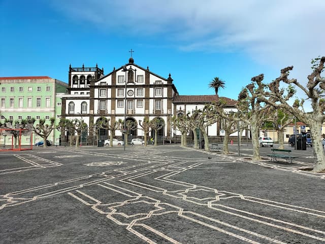 Ponta Delgada (ponta costeira de basalto a partir da qual a cidade de Ponta Delgada tem o nome)