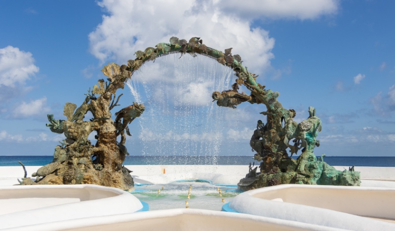 Primer plano del monumento a los Arrecifes de Coral en Cozumel. Quintana Roo, México
