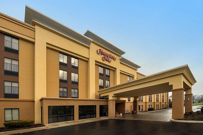 Hampton Inn Rochester-Greece: This cost-effective hotel provides clean and cozy rooms, free breakfast, and an indoor pool, making it a popular budget-friendly choice among travelers.