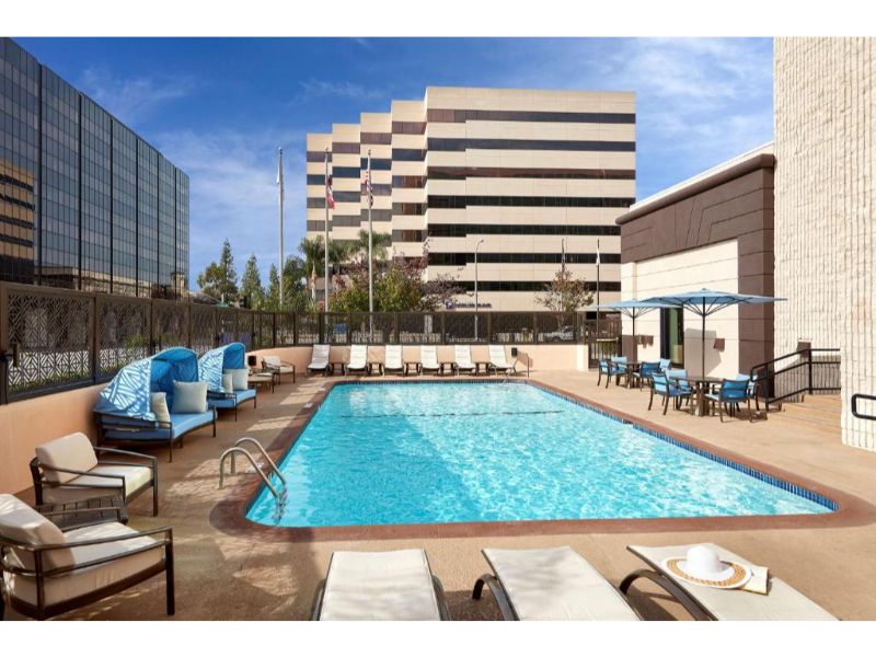 Feel the distinct pulse of the city mixed with SoCal serenity the moment you step into the Hilton Pasadena.