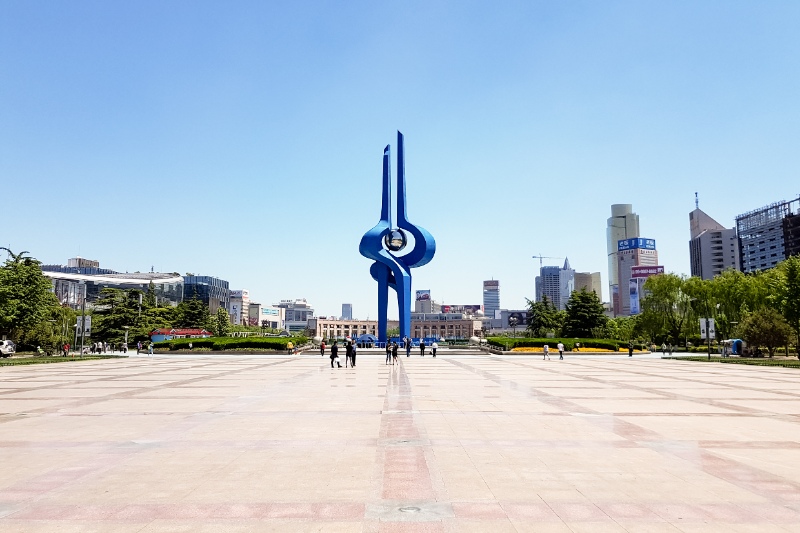 Quancheng Square is the main square in Jinan City center, surrounded by the city moat and close to Daming lake and Baotu Spring