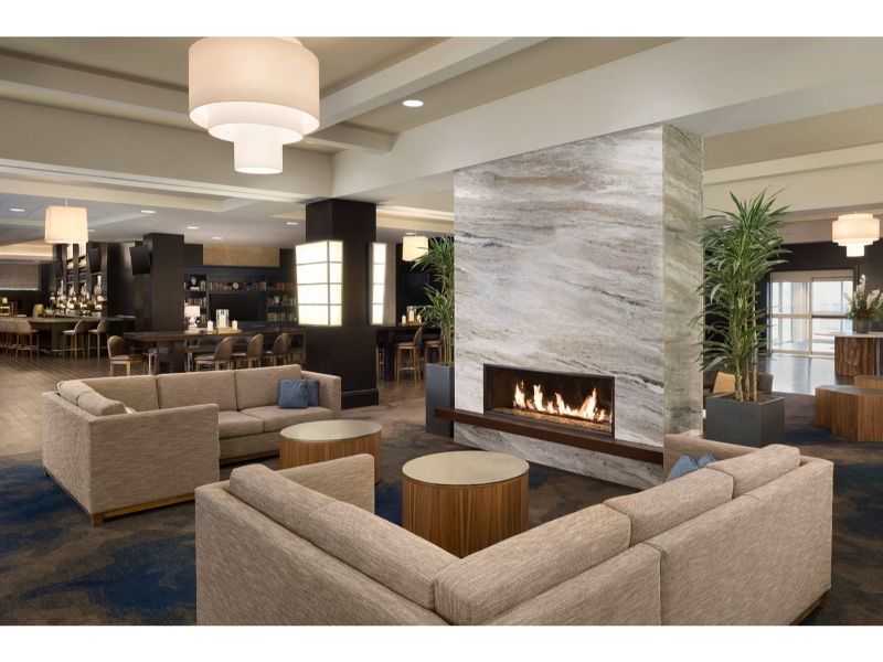The Hilton Columbus/Polaris is an elegantly unassuming, hotel of brick and sandstone that offers a contemporary ambiance, featuring a taste mix of marble, glass, and chrome upon entering the lobby.