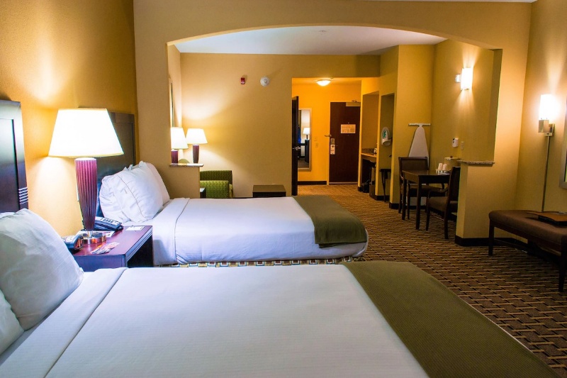 Holiday Inn Express & Suites El Paso West room interior