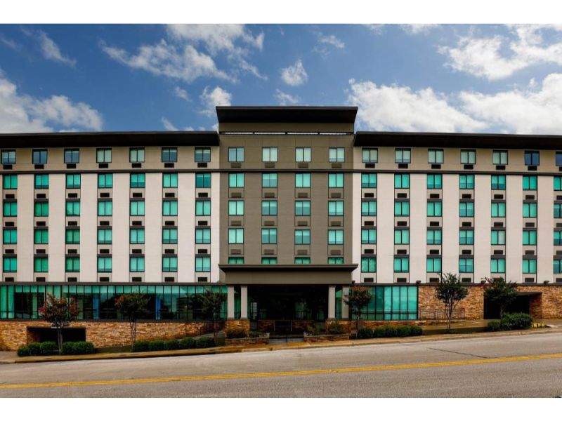 The Holiday Inn Express & Suites in Forth Worth occupies a prime chunk of real estate that is close to a number of downtown attractions.