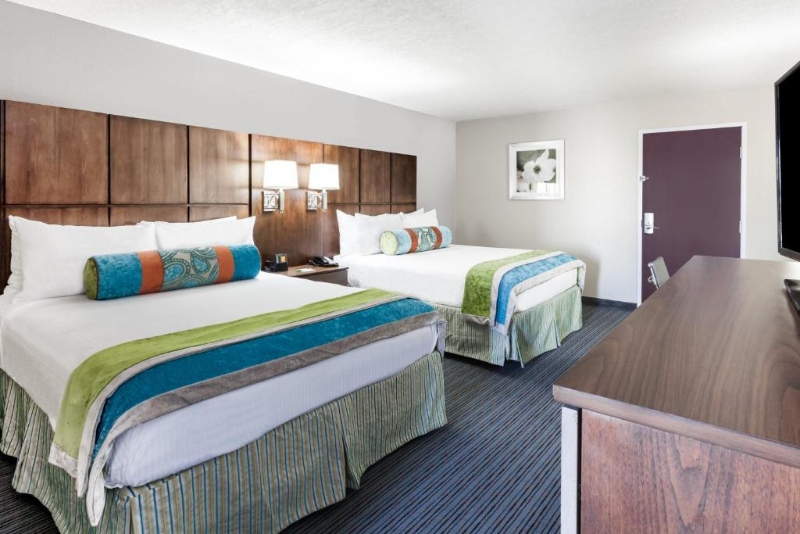 Holiday Inn & Suites Oklahoma City North, an IHG Hotel room interior