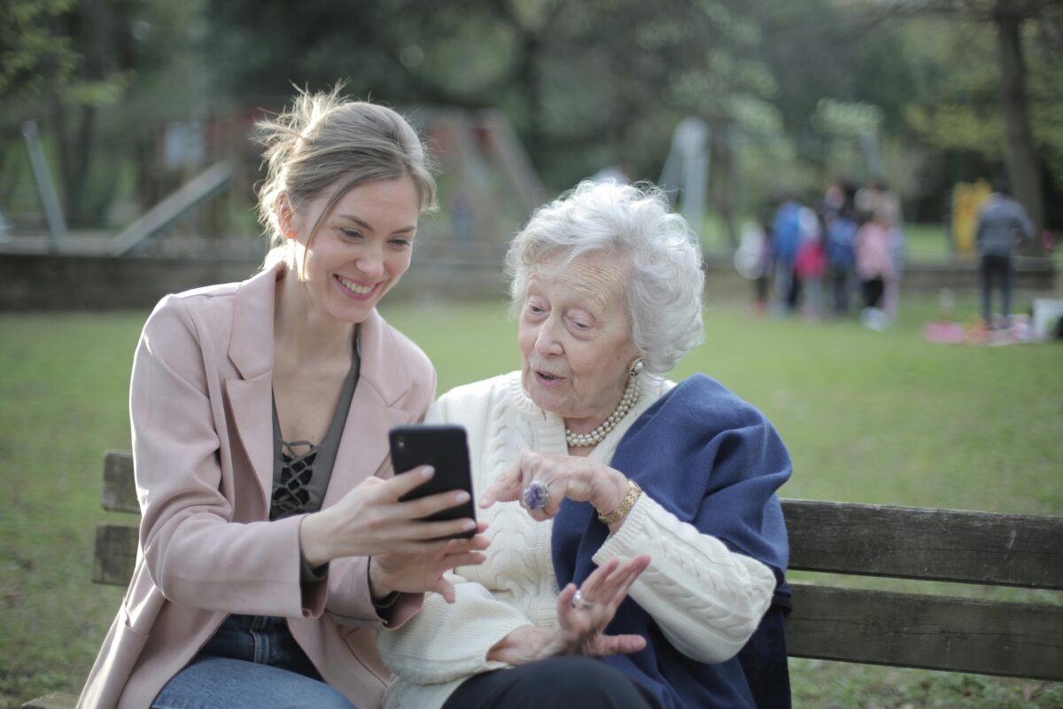 How to Travel with Elderly Parents: 7 Essential Tips for Stress-Free Family Vacations