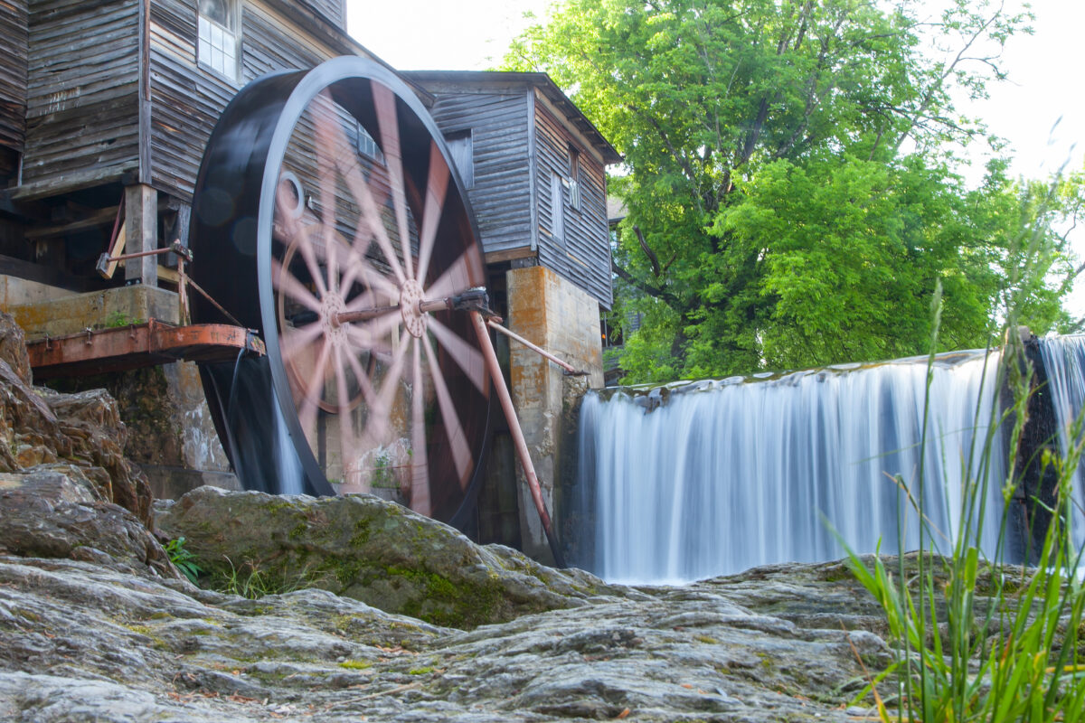 The Old Mill, is a historic gristmill in the U.S. city of Pigeon Forge, This is a famous place in Tennessee