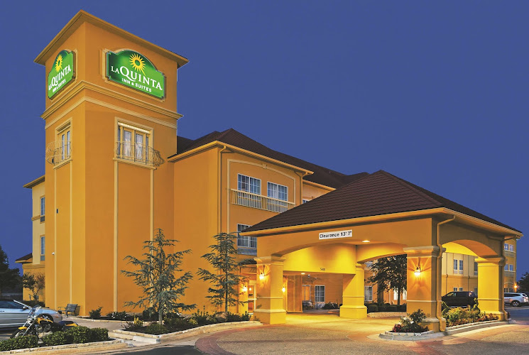 La Quinta Inn & Suites by Wyndham Shawnee