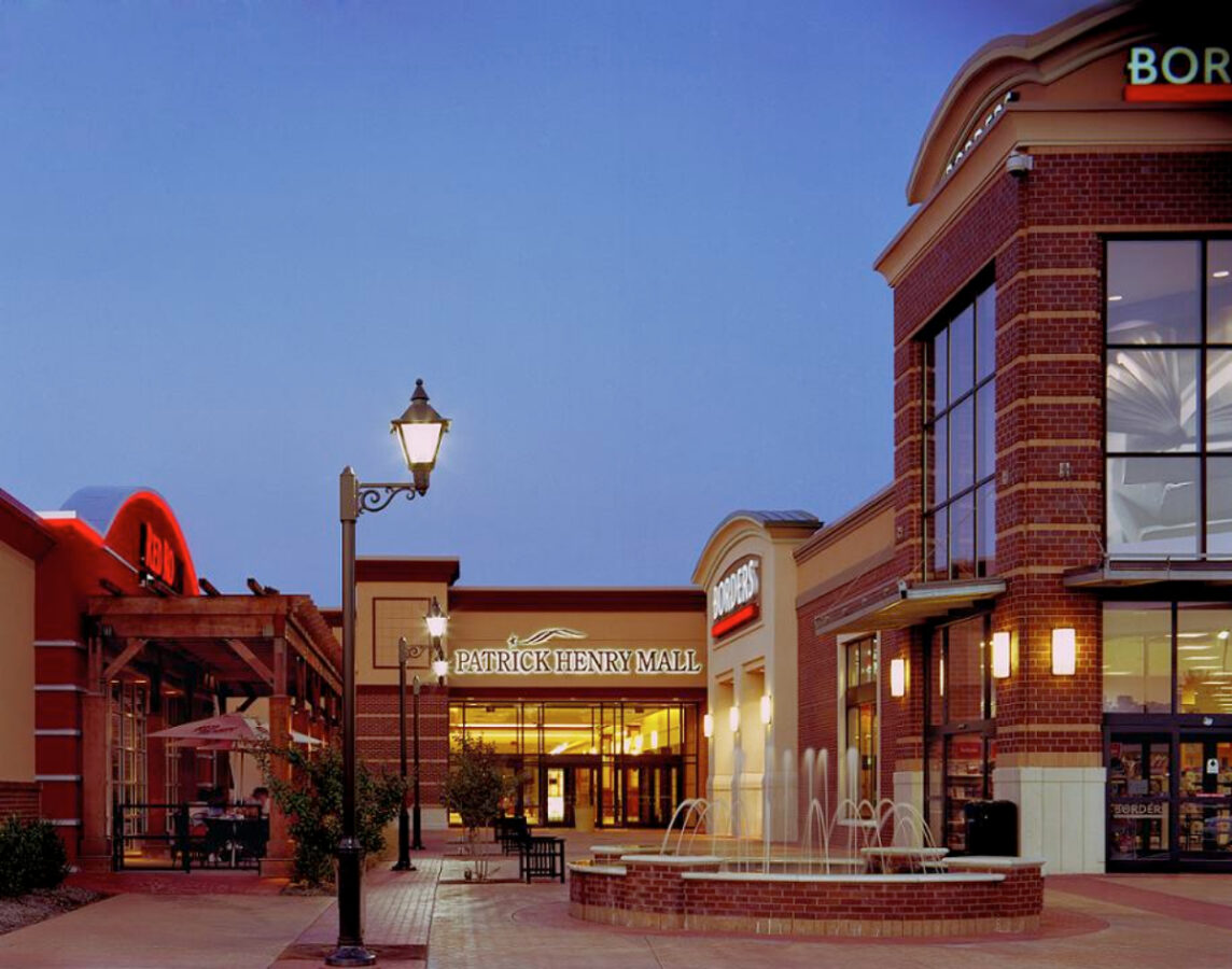Patrick Henry Mall in Newport News, Virginiaat night
