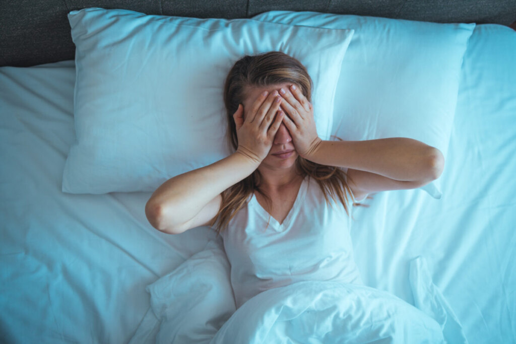 You woman can't sleep from a jet lag, insomnia, or other sleep disorder