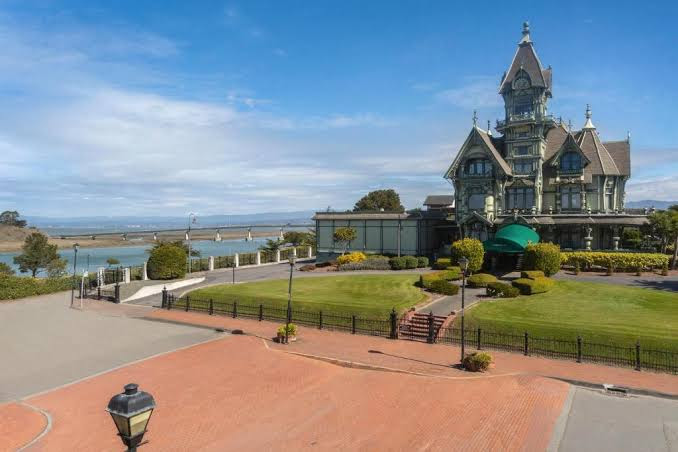 The Pinc Lady Mansion