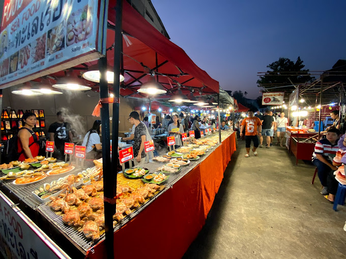 Wua Lai Walking Street Saturday Market